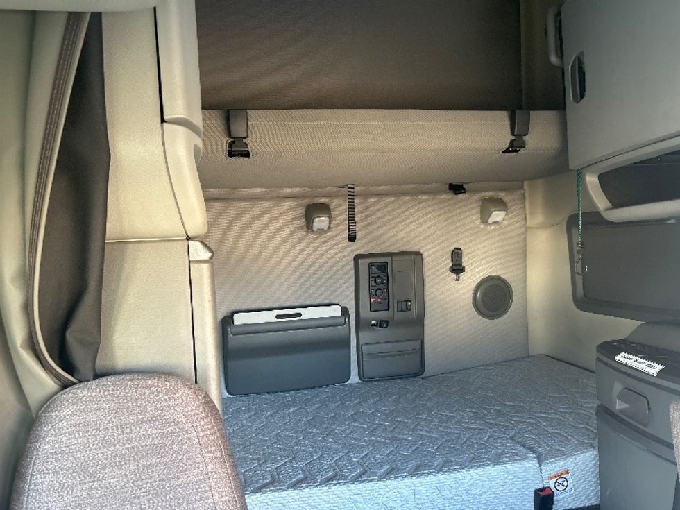 Sleeper Tractor-Heavy Duty Tractors-Volvo-2019-VNL64760-Montgomery-AL-542,983\n\t\tmiles-$ 57,000 - Image 17