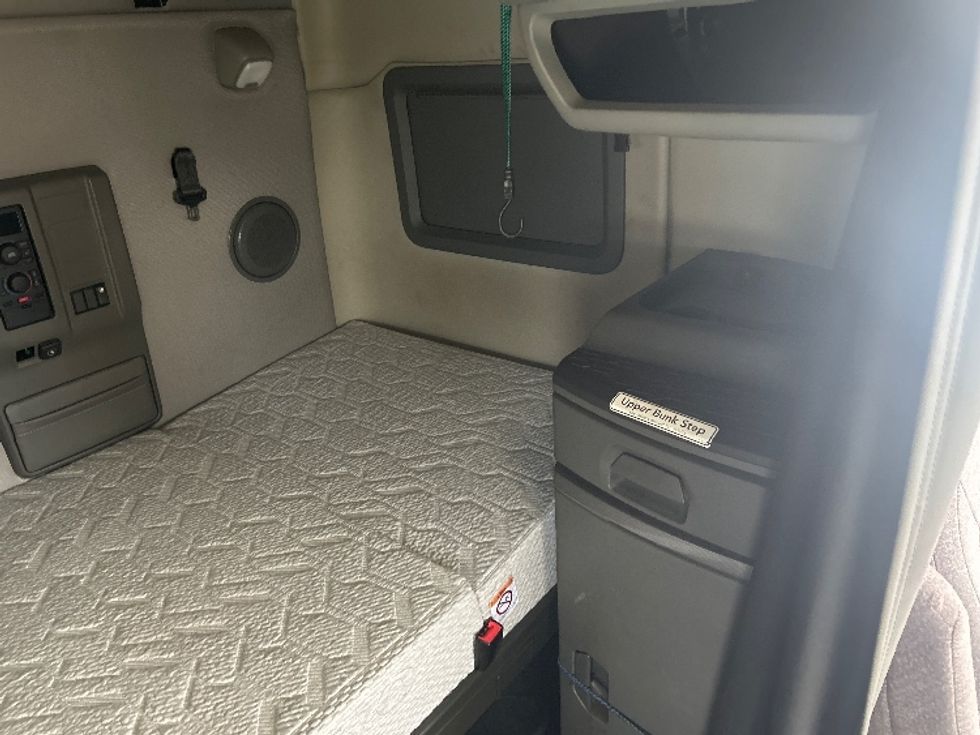 Sleeper Tractor-Heavy Duty Tractors-Volvo-2019-VNL64760-Montgomery-AL-542,983\n\t\tmiles-$ 57,000 - Image 18