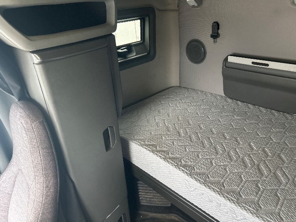 Sleeper Tractor-Heavy Duty Tractors-Volvo-2019-VNL64760-Montgomery-AL-542,983\n\t\tmiles-$ 57,000 - Image 19