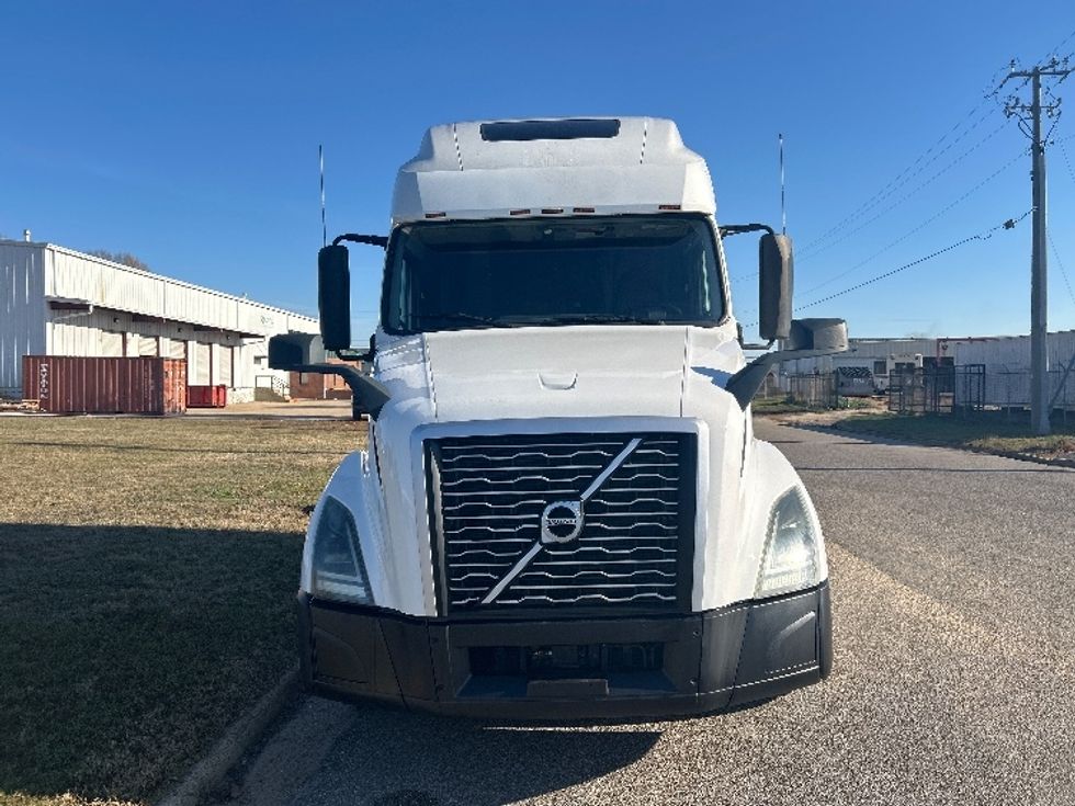 Sleeper Tractor-Heavy Duty Tractors-Volvo-2019-VNL64760-Montgomery-AL-542,983\n\t\tmiles-$ 57,000 - Image 2
