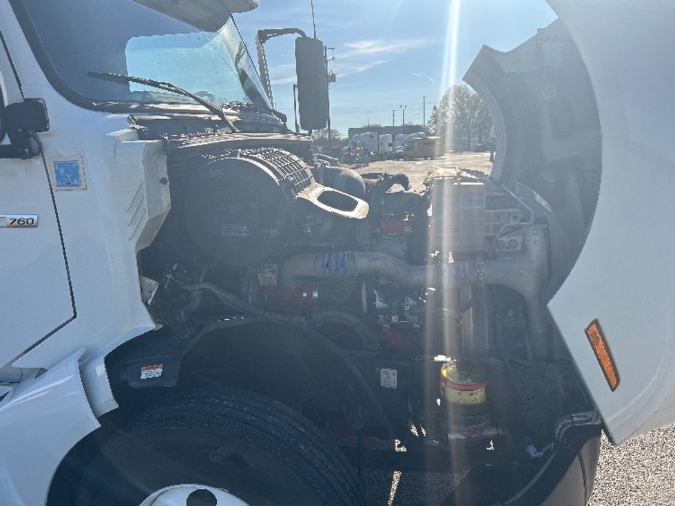 Sleeper Tractor-Heavy Duty Tractors-Volvo-2019-VNL64760-Montgomery-AL-542,983\n\t\tmiles-$ 57,000 - Image 20