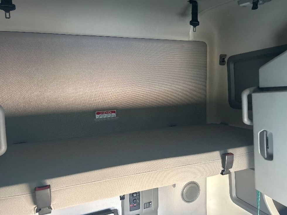 Sleeper Tractor-Heavy Duty Tractors-Volvo-2019-VNL64760-Montgomery-AL-542,983\n\t\tmiles-$ 57,000 - Image 23