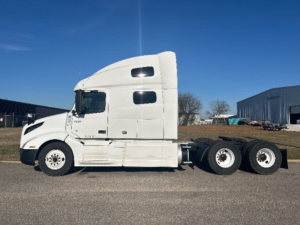 Sleeper Tractor-Heavy Duty Tractors-Volvo-2019-VNL64760-Montgomery-AL-542,983\n\t\tmiles-$ 57,000 - Image 4