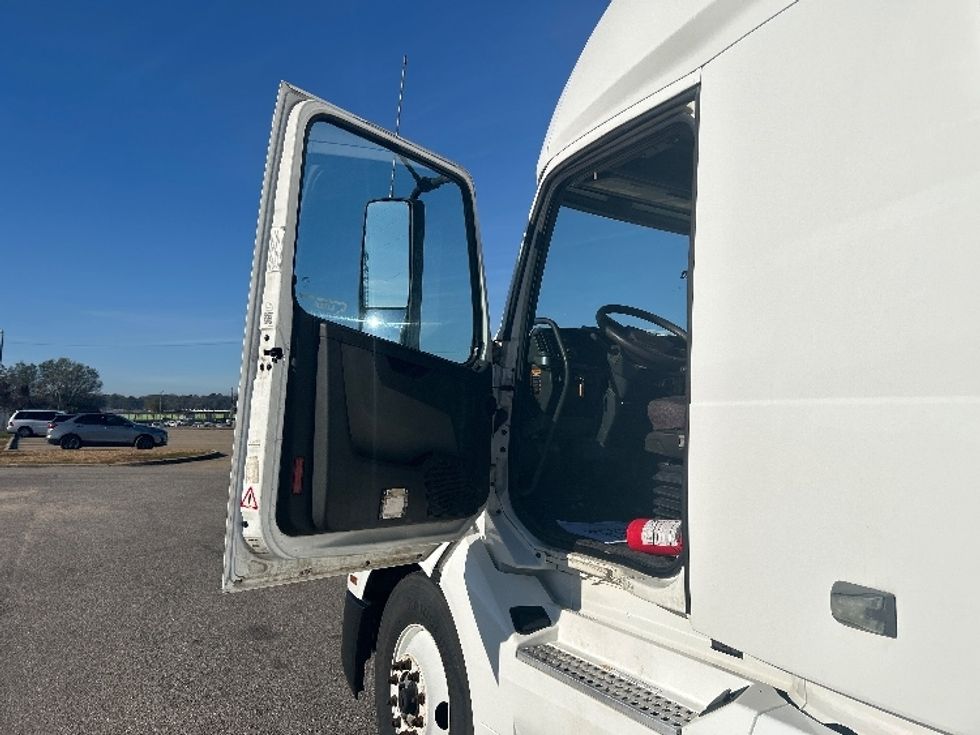 Sleeper Tractor-Heavy Duty Tractors-Volvo-2019-VNL64760-Montgomery-AL-542,983\n\t\tmiles-$ 57,000 - Image 9