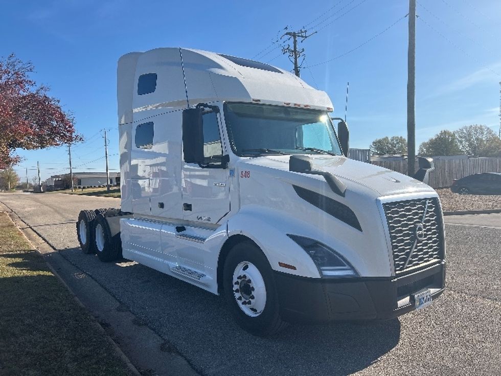 Sleeper Tractor-Heavy Duty Tractors-Volvo-2019-VNL64760-Montgomery-AL-659,556\n\t\tmiles-$ 49,000 - Image 1