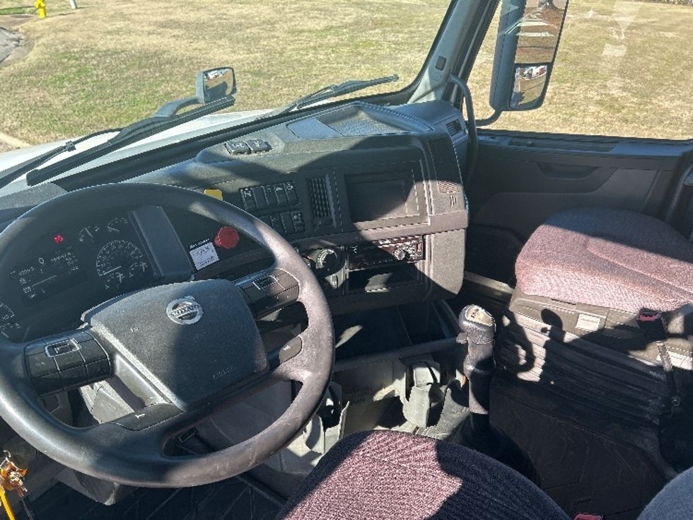 Sleeper Tractor-Heavy Duty Tractors-Volvo-2019-VNL64760-Montgomery-AL-659,556\n\t\tmiles-$ 49,000 - Image 10