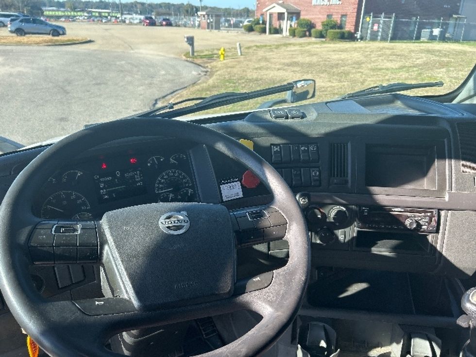 Sleeper Tractor-Heavy Duty Tractors-Volvo-2019-VNL64760-Montgomery-AL-659,556\n\t\tmiles-$ 49,000 - Image 11