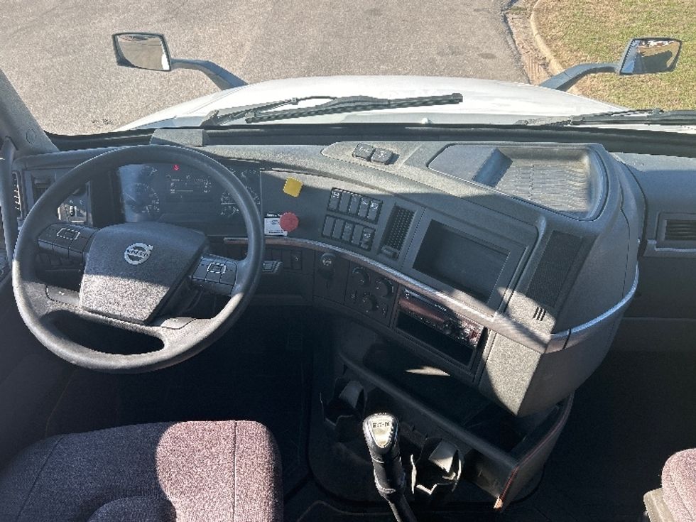 Sleeper Tractor-Heavy Duty Tractors-Volvo-2019-VNL64760-Montgomery-AL-659,556\n\t\tmiles-$ 49,000 - Image 12