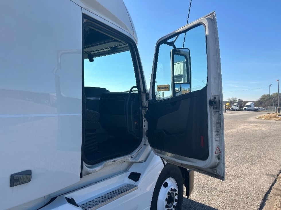 Sleeper Tractor-Heavy Duty Tractors-Volvo-2019-VNL64760-Montgomery-AL-659,556\n\t\tmiles-$ 49,000 - Image 13
