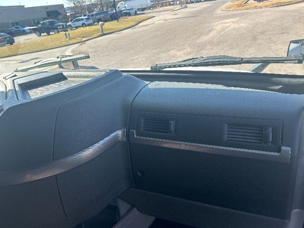 Sleeper Tractor-Heavy Duty Tractors-Volvo-2019-VNL64760-Montgomery-AL-659,556\n\t\tmiles-$ 49,000 - Image 14