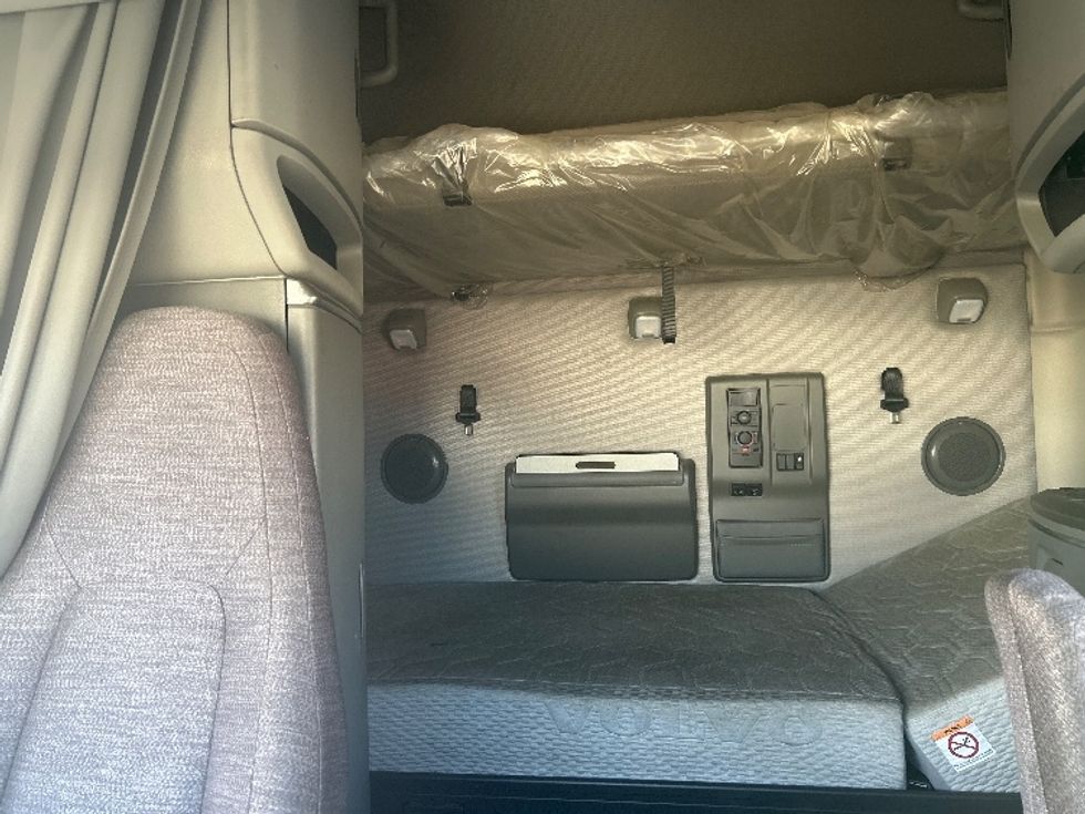 Sleeper Tractor-Heavy Duty Tractors-Volvo-2019-VNL64760-Montgomery-AL-659,556\n\t\tmiles-$ 49,000 - Image 16