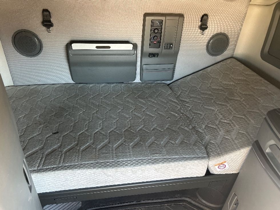 Sleeper Tractor-Heavy Duty Tractors-Volvo-2019-VNL64760-Montgomery-AL-659,556\n\t\tmiles-$ 49,000 - Image 17