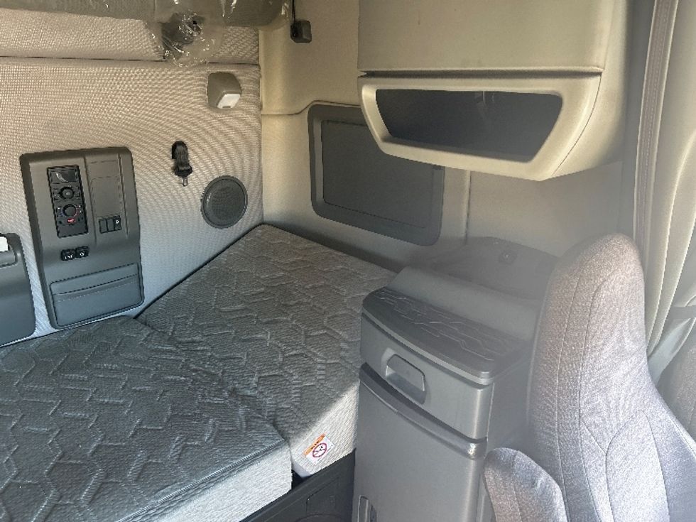 Sleeper Tractor-Heavy Duty Tractors-Volvo-2019-VNL64760-Montgomery-AL-659,556\n\t\tmiles-$ 49,000 - Image 18