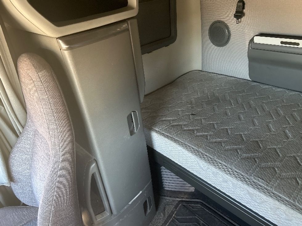 Sleeper Tractor-Heavy Duty Tractors-Volvo-2019-VNL64760-Montgomery-AL-659,556\n\t\tmiles-$ 49,000 - Image 19