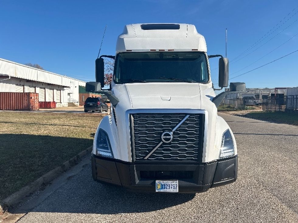 Sleeper Tractor-Heavy Duty Tractors-Volvo-2019-VNL64760-Montgomery-AL-659,556\n\t\tmiles-$ 49,000 - Image 2