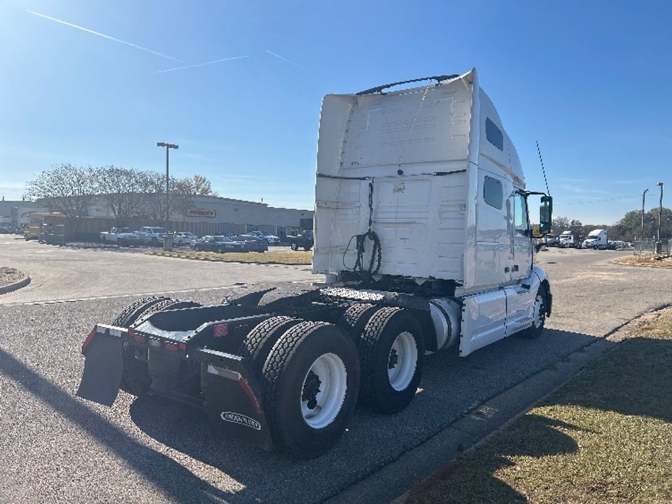 Sleeper Tractor-Heavy Duty Tractors-Volvo-2019-VNL64760-Montgomery-AL-659,556\n\t\tmiles-$ 49,000 - Image 7