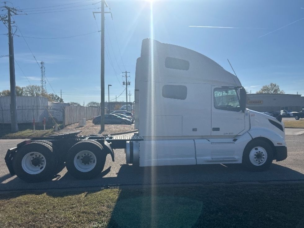 Sleeper Tractor-Heavy Duty Tractors-Volvo-2019-VNL64760-Montgomery-AL-659,556\n\t\tmiles-$ 49,000 - Image 8