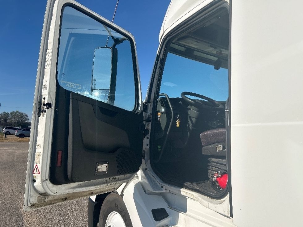 Sleeper Tractor-Heavy Duty Tractors-Volvo-2019-VNL64760-Montgomery-AL-659,556\n\t\tmiles-$ 49,000 - Image 9