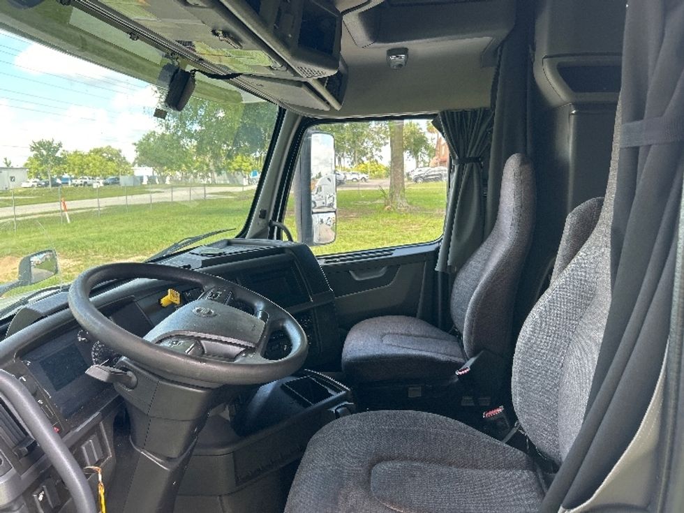 Sleeper Tractor-Heavy Duty Tractors-Volvo-2019-VNL64760-Pensacola-FL-488,704\n\t\tmiles-$ 63,250 - Image 10