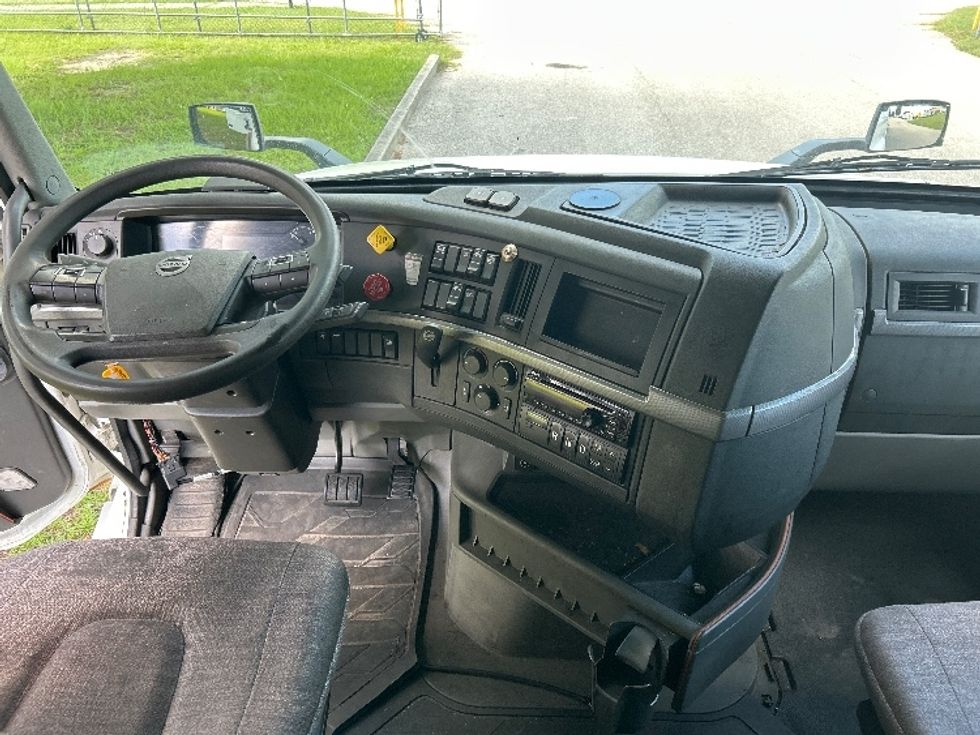 Sleeper Tractor-Heavy Duty Tractors-Volvo-2019-VNL64760-Pensacola-FL-488,704\n\t\tmiles-$ 63,250 - Image 12