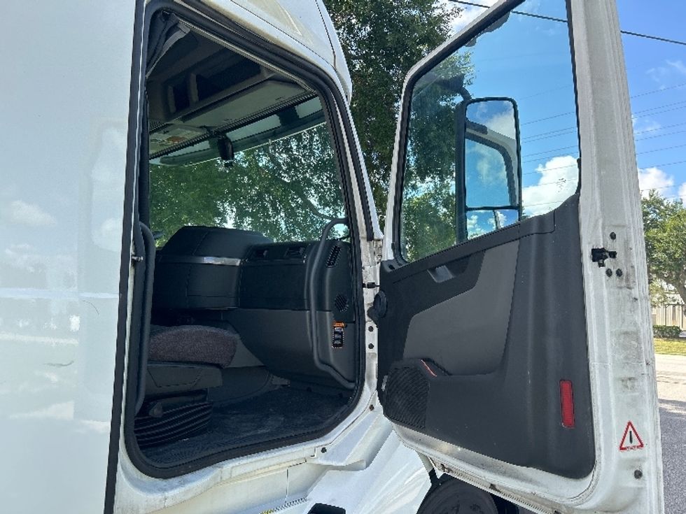 Sleeper Tractor-Heavy Duty Tractors-Volvo-2019-VNL64760-Pensacola-FL-488,704\n\t\tmiles-$ 63,250 - Image 13