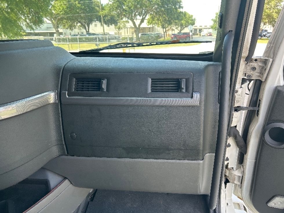 Sleeper Tractor-Heavy Duty Tractors-Volvo-2019-VNL64760-Pensacola-FL-488,704\n\t\tmiles-$ 63,250 - Image 14