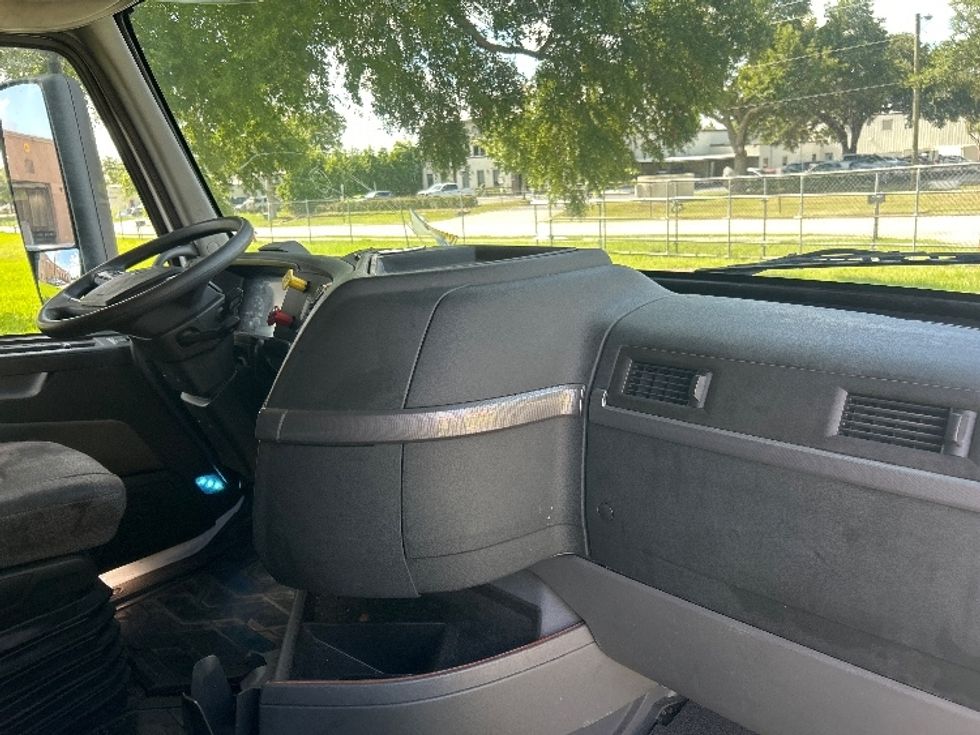 Sleeper Tractor-Heavy Duty Tractors-Volvo-2019-VNL64760-Pensacola-FL-488,704\n\t\tmiles-$ 63,250 - Image 15