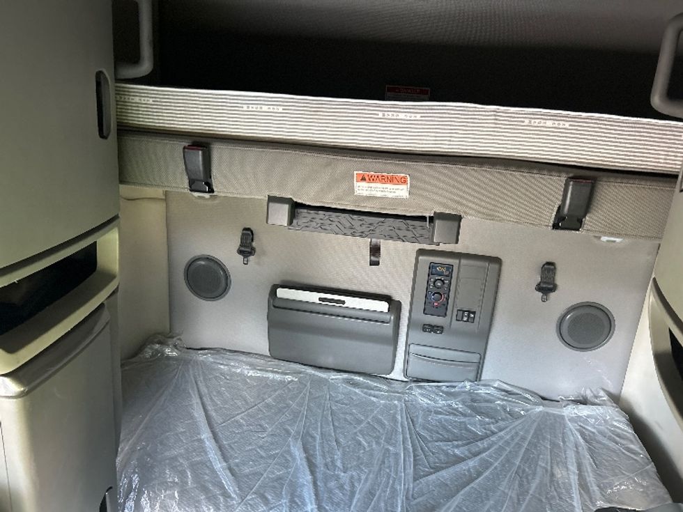 Sleeper Tractor-Heavy Duty Tractors-Volvo-2019-VNL64760-Pensacola-FL-488,704\n\t\tmiles-$ 63,250 - Image 16