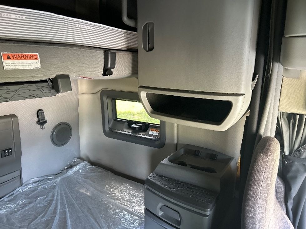 Sleeper Tractor-Heavy Duty Tractors-Volvo-2019-VNL64760-Pensacola-FL-488,704\n\t\tmiles-$ 63,250 - Image 18