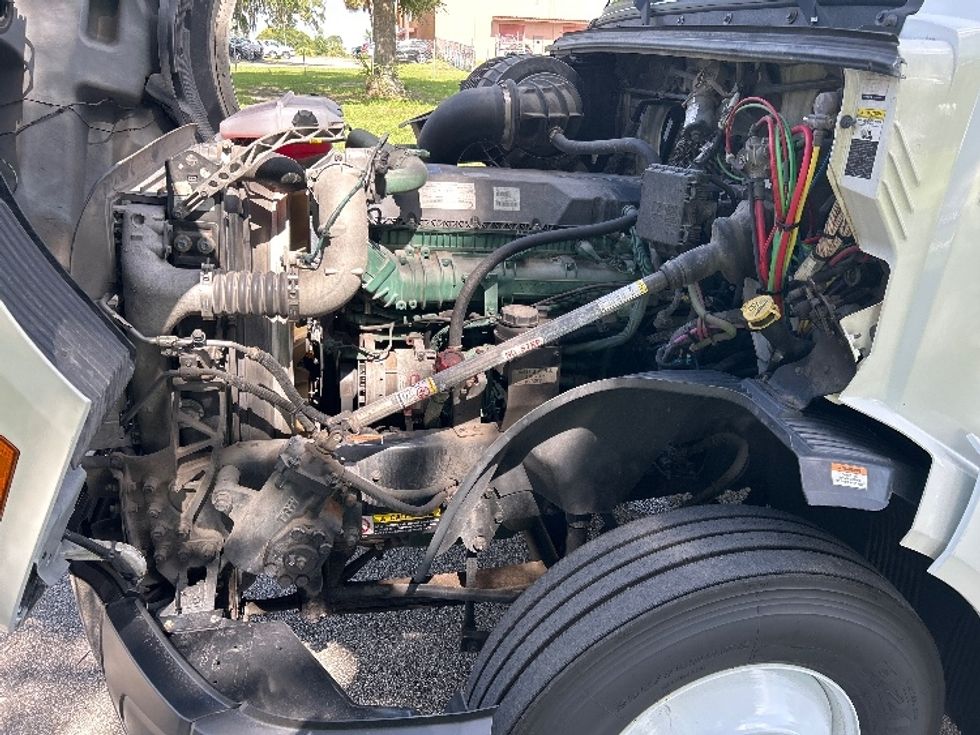 Sleeper Tractor-Heavy Duty Tractors-Volvo-2019-VNL64760-Pensacola-FL-488,704\n\t\tmiles-$ 63,250 - Image 21