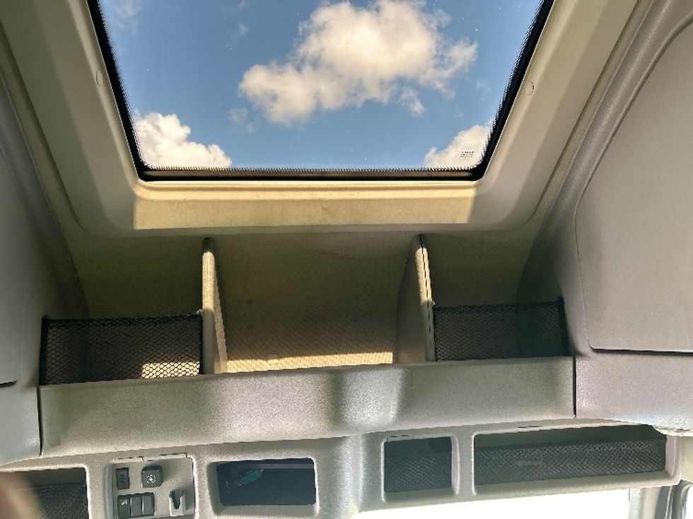 Sleeper Tractor-Heavy Duty Tractors-Volvo-2019-VNL64760-Pensacola-FL-488,704\n\t\tmiles-$ 63,250 - Image 22