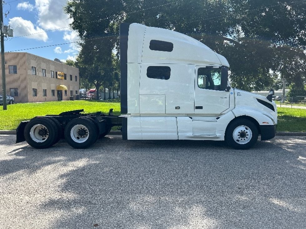 Sleeper Tractor-Heavy Duty Tractors-Volvo-2019-VNL64760-Pensacola-FL-488,704\n\t\tmiles-$ 63,250 - Image 8