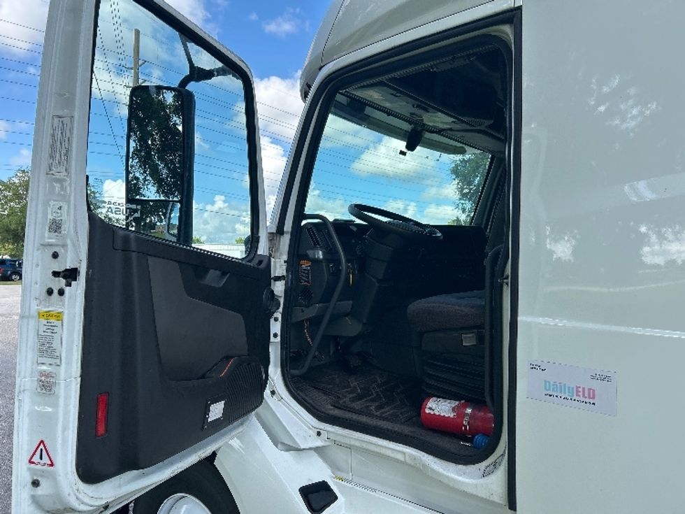 Sleeper Tractor-Heavy Duty Tractors-Volvo-2019-VNL64760-Pensacola-FL-488,704\n\t\tmiles-$ 63,250 - Image 9