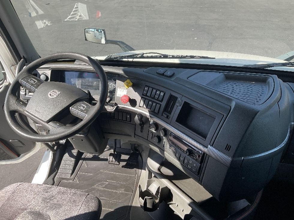 Sleeper Tractor-Heavy Duty Tractors-Volvo-2019-VNL64760-Phoenix-AZ-429,202\n\t\tmiles-$ 65,500 - Image 10