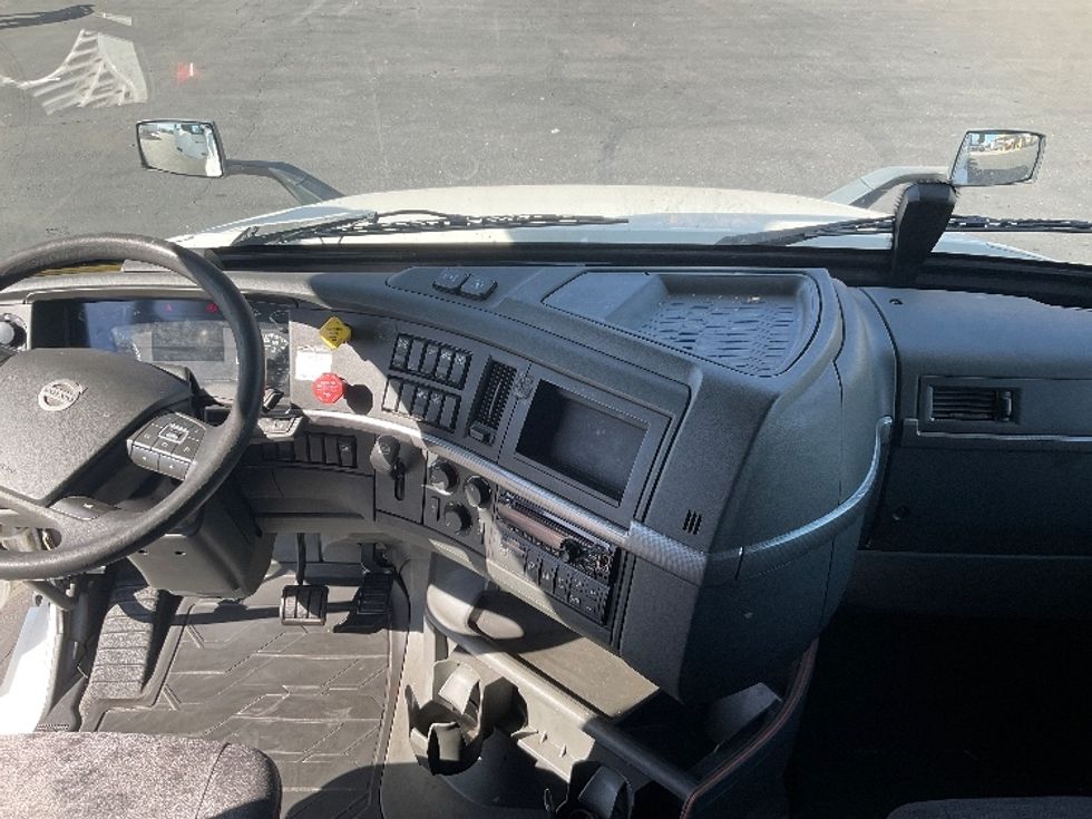 Sleeper Tractor-Heavy Duty Tractors-Volvo-2019-VNL64760-Phoenix-AZ-429,202\n\t\tmiles-$ 65,500 - Image 11