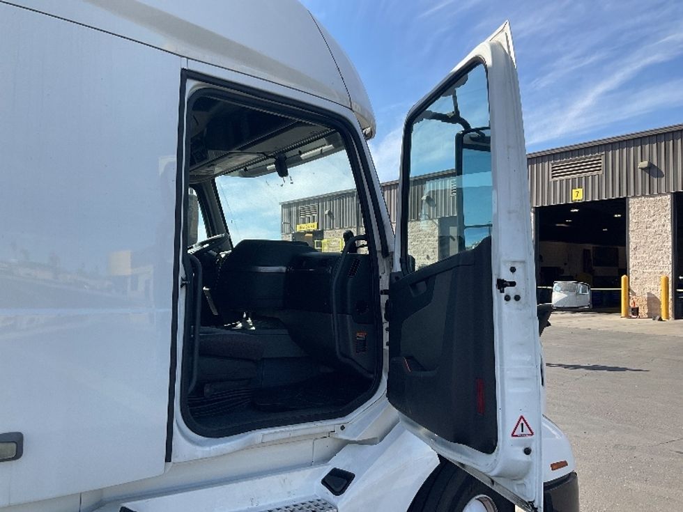 Sleeper Tractor-Heavy Duty Tractors-Volvo-2019-VNL64760-Phoenix-AZ-429,202\n\t\tmiles-$ 65,500 - Image 12