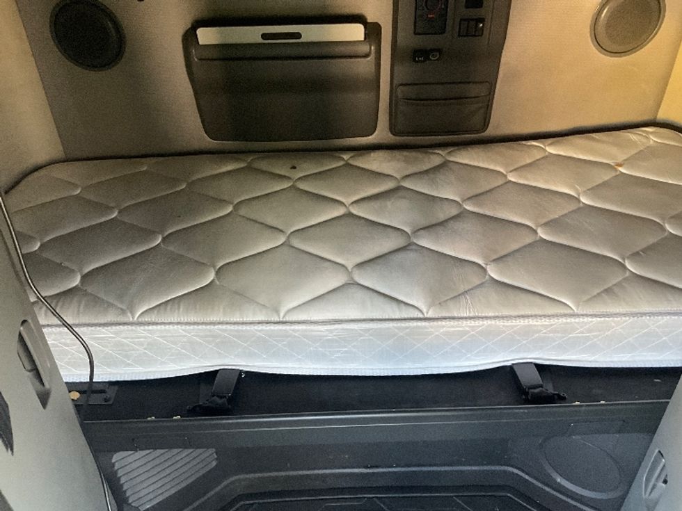 Sleeper Tractor-Heavy Duty Tractors-Volvo-2019-VNL64760-Phoenix-AZ-429,202\n\t\tmiles-$ 65,500 - Image 15