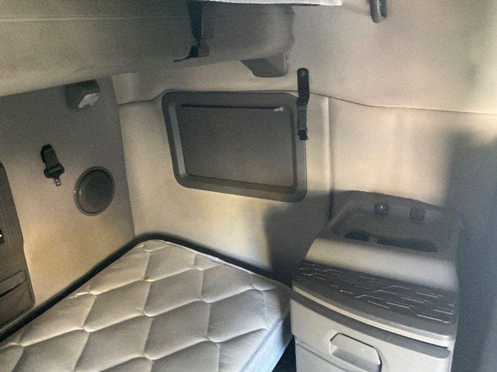 Sleeper Tractor-Heavy Duty Tractors-Volvo-2019-VNL64760-Phoenix-AZ-429,202\n\t\tmiles-$ 65,500 - Image 17