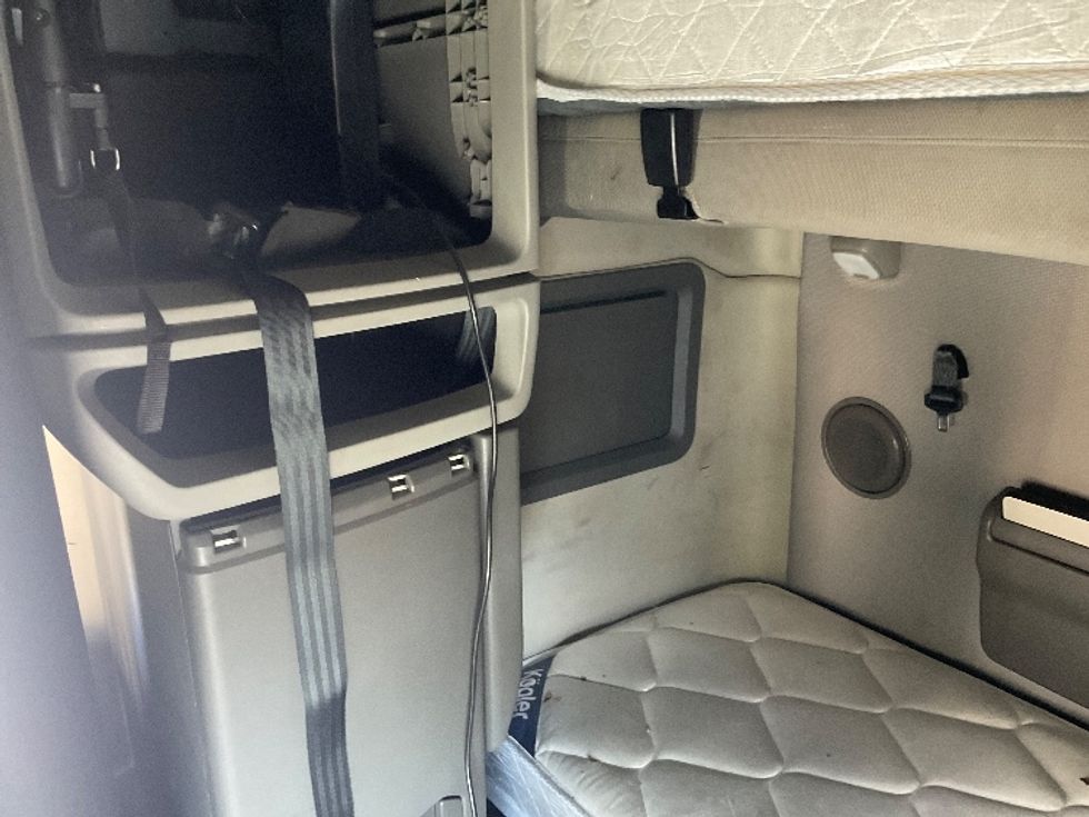 Sleeper Tractor-Heavy Duty Tractors-Volvo-2019-VNL64760-Phoenix-AZ-429,202\n\t\tmiles-$ 65,500 - Image 18