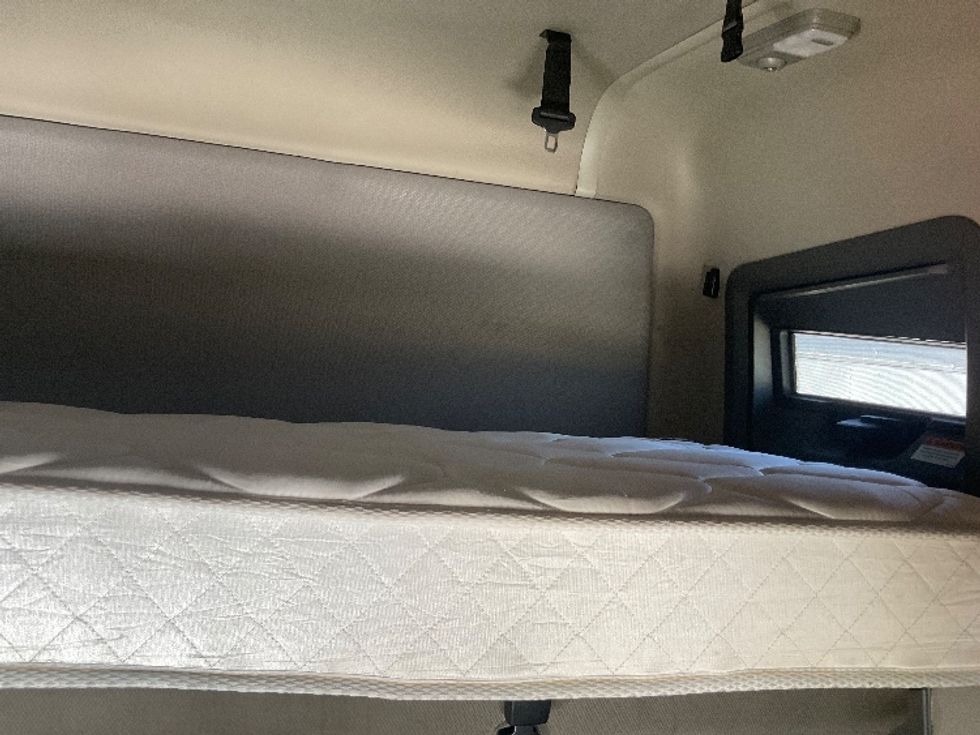 Sleeper Tractor-Heavy Duty Tractors-Volvo-2019-VNL64760-Phoenix-AZ-429,202\n\t\tmiles-$ 65,500 - Image 21