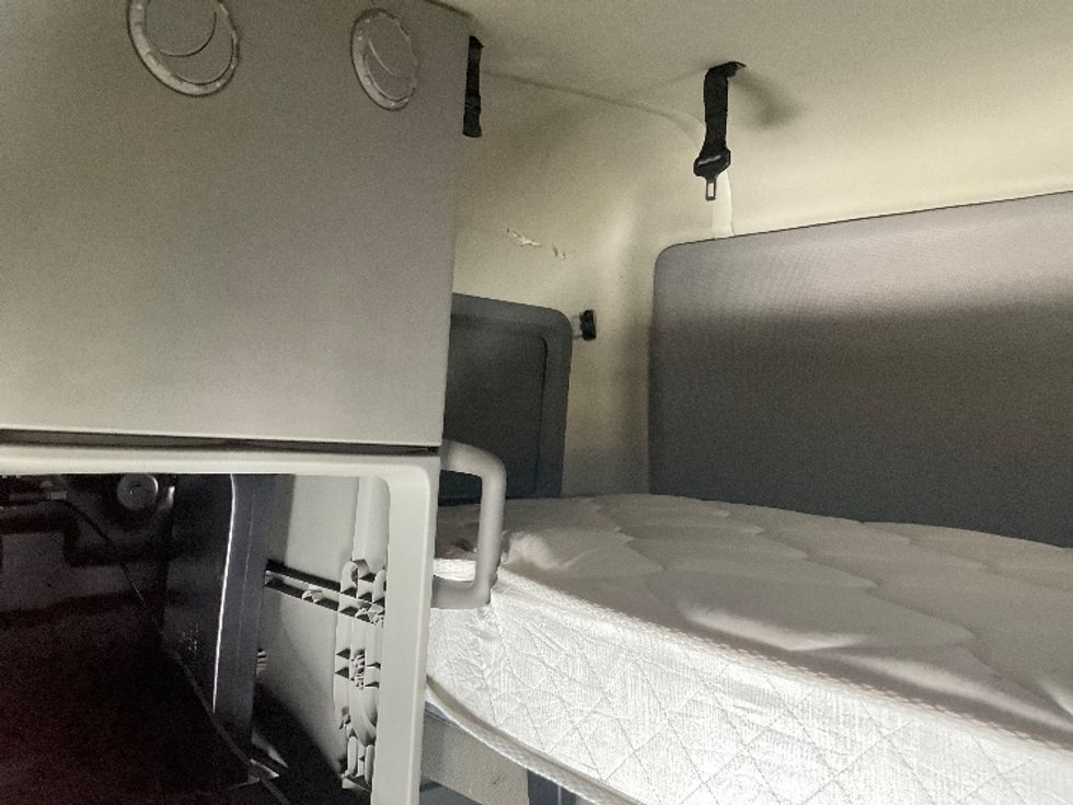 Sleeper Tractor-Heavy Duty Tractors-Volvo-2019-VNL64760-Phoenix-AZ-429,202\n\t\tmiles-$ 65,500 - Image 22