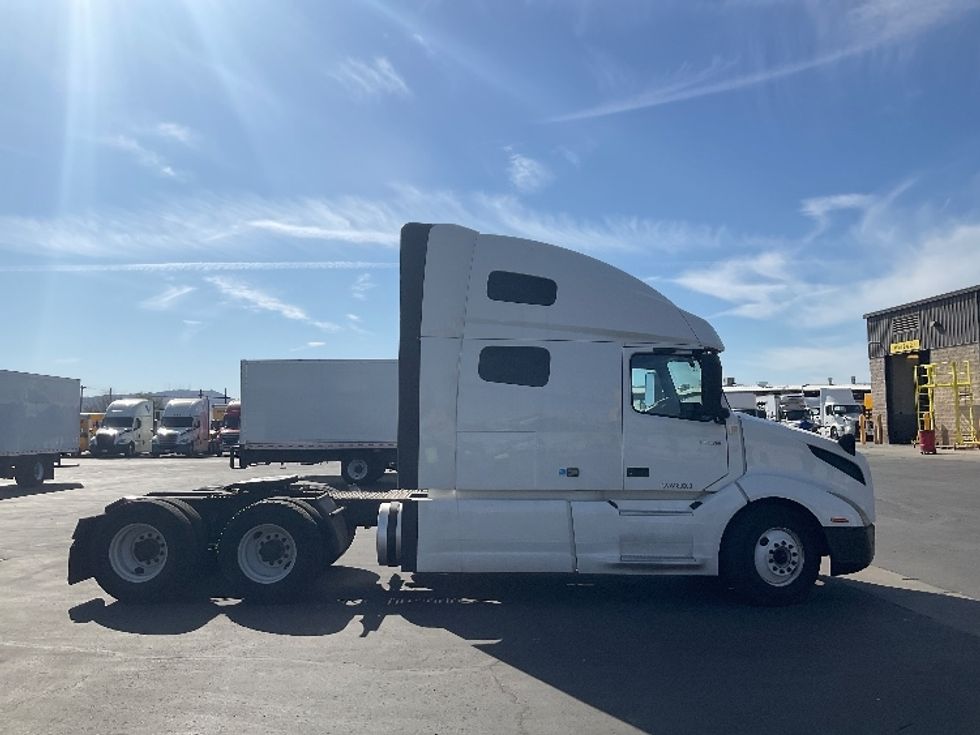 Sleeper Tractor-Heavy Duty Tractors-Volvo-2019-VNL64760-Phoenix-AZ-429,202\n\t\tmiles-$ 65,500 - Image 8