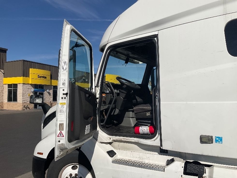 Sleeper Tractor-Heavy Duty Tractors-Volvo-2019-VNL64760-Phoenix-AZ-429,202\n\t\tmiles-$ 65,500 - Image 9