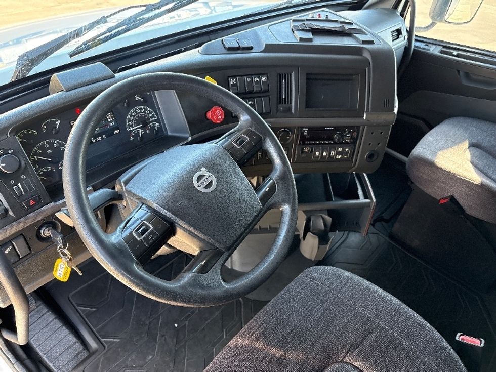 Sleeper Tractor-Heavy Duty Tractors-Volvo-2019-VNL64760-Phoenix-AZ-591,833\n\t\tmiles-$ 59,500 - Image 10