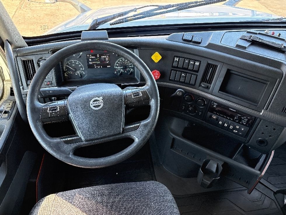 Sleeper Tractor-Heavy Duty Tractors-Volvo-2019-VNL64760-Phoenix-AZ-591,833\n\t\tmiles-$ 59,500 - Image 11
