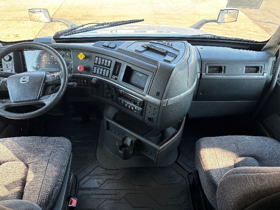 Sleeper Tractor-Heavy Duty Tractors-Volvo-2019-VNL64760-Phoenix-AZ-591,833\n\t\tmiles-$ 59,500 - Image 12