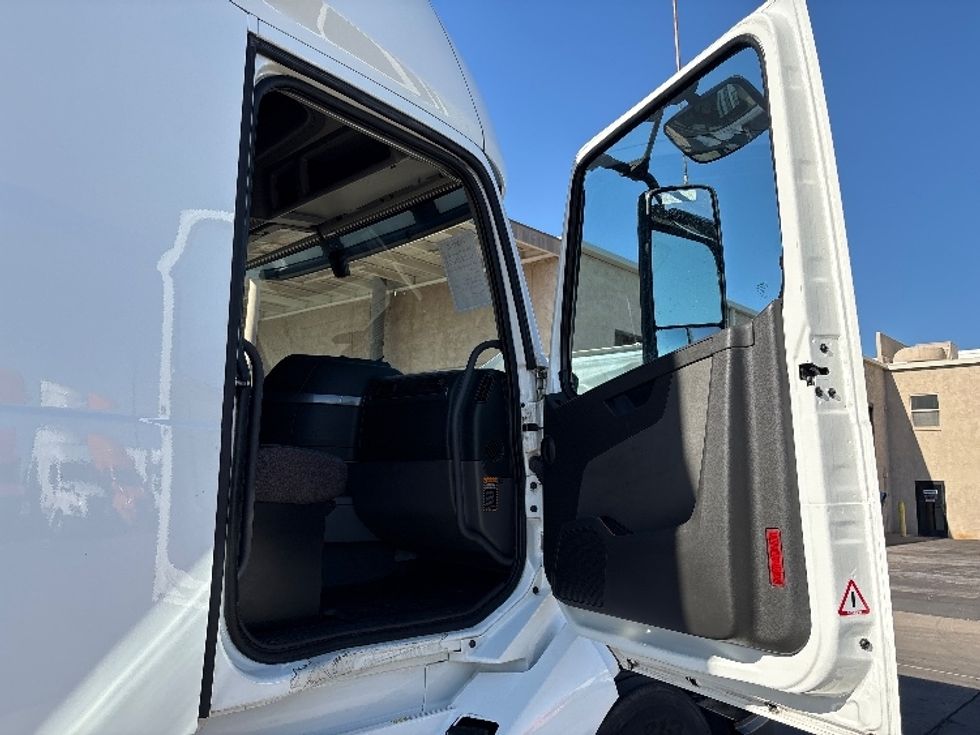 Sleeper Tractor-Heavy Duty Tractors-Volvo-2019-VNL64760-Phoenix-AZ-591,833\n\t\tmiles-$ 59,500 - Image 13