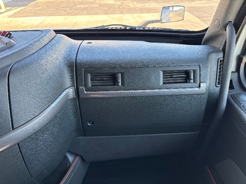 Sleeper Tractor-Heavy Duty Tractors-Volvo-2019-VNL64760-Phoenix-AZ-591,833\n\t\tmiles-$ 59,500 - Image 14