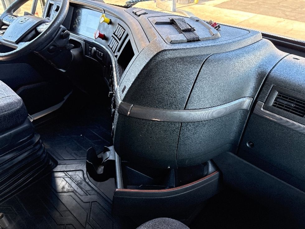 Sleeper Tractor-Heavy Duty Tractors-Volvo-2019-VNL64760-Phoenix-AZ-591,833\n\t\tmiles-$ 59,500 - Image 15