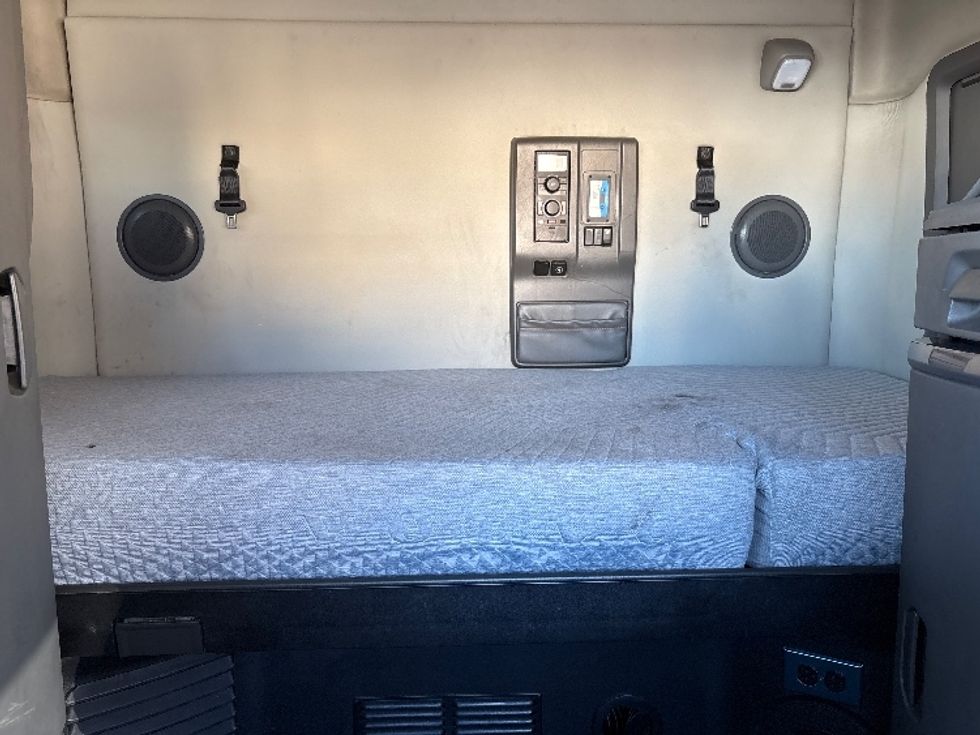 Sleeper Tractor-Heavy Duty Tractors-Volvo-2019-VNL64760-Phoenix-AZ-591,833\n\t\tmiles-$ 59,500 - Image 16